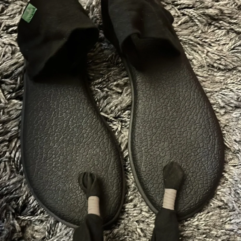Sanuk black sandals